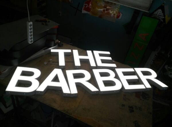 ENSEIGNE LUMINEUSE LED LETTRES BOITIERS 3D “THE BARBER” EXTERNE 40cm DE HAUTEUR