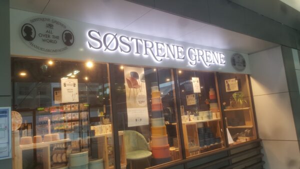 ENSEIGNE LUMINEUSE LED LETTRES BOITIERS 3D “SOSTRENE GRENE” EXTERNE 40cm DE HAUTEUR, TRANSFO 400W INCLUS