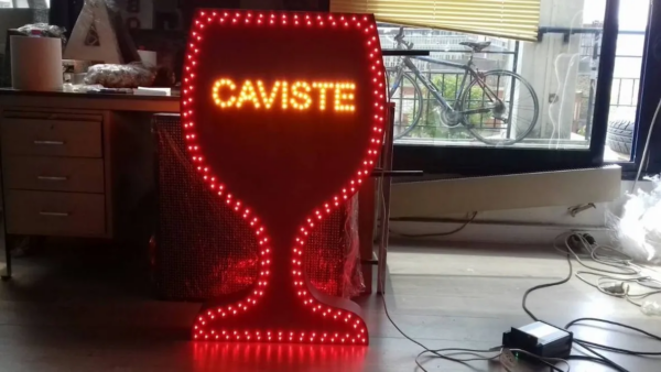 ENSEIGNE LUMINEUSE LED DOUBLE FACES “CAVISTE” EXTERNE PRÊT À INSTALLER AVEC ANIMATION ET TÉLÉCOMMANDE 90x60cm