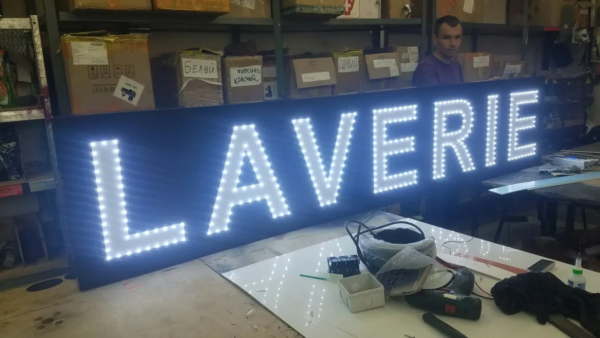 ENSEIGNE LUMINEUSE LED UNE FACE “LAVERIE” LED PIQUE PRÊT À INSTALLER 200x50cm