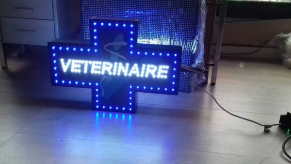 ENSEIGNE LUMINEUSE LED DOUBLE FACES “VÉTÉRINAIRE” EXTERNE PRÊT À INSTALLER AVEC ANIMATION ET TÉLÉCOMMANDE 60x40cm